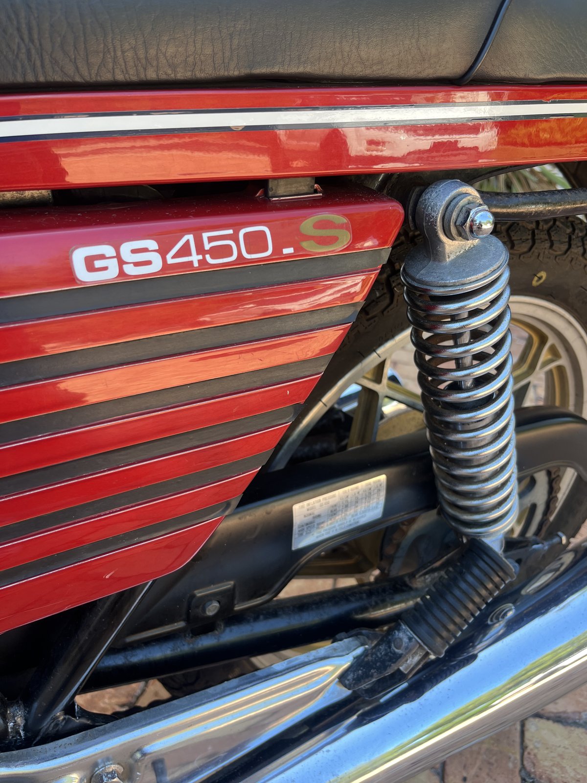 GS450.S side-cover badge