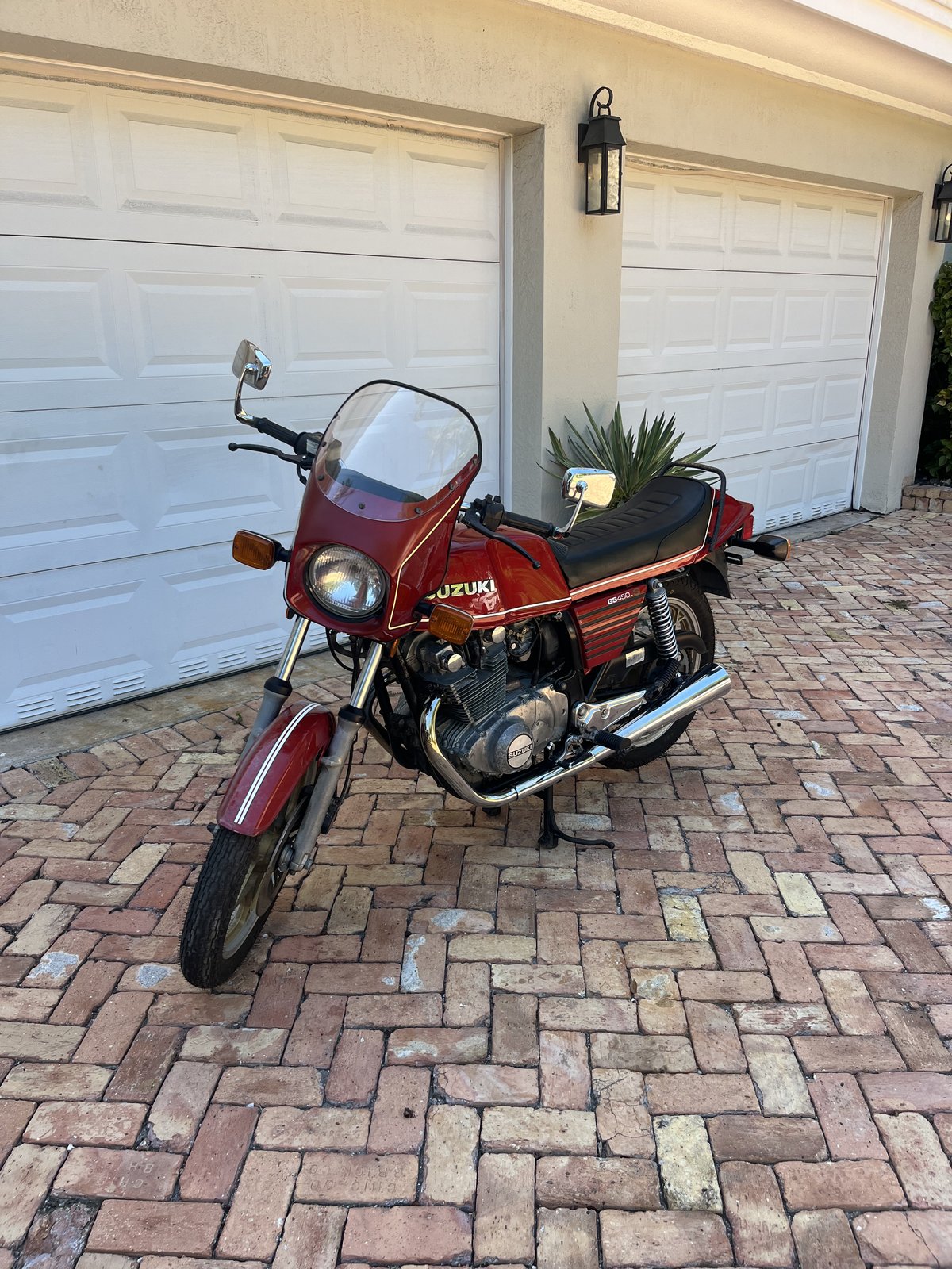 Suzuki GS450S front view with fairing