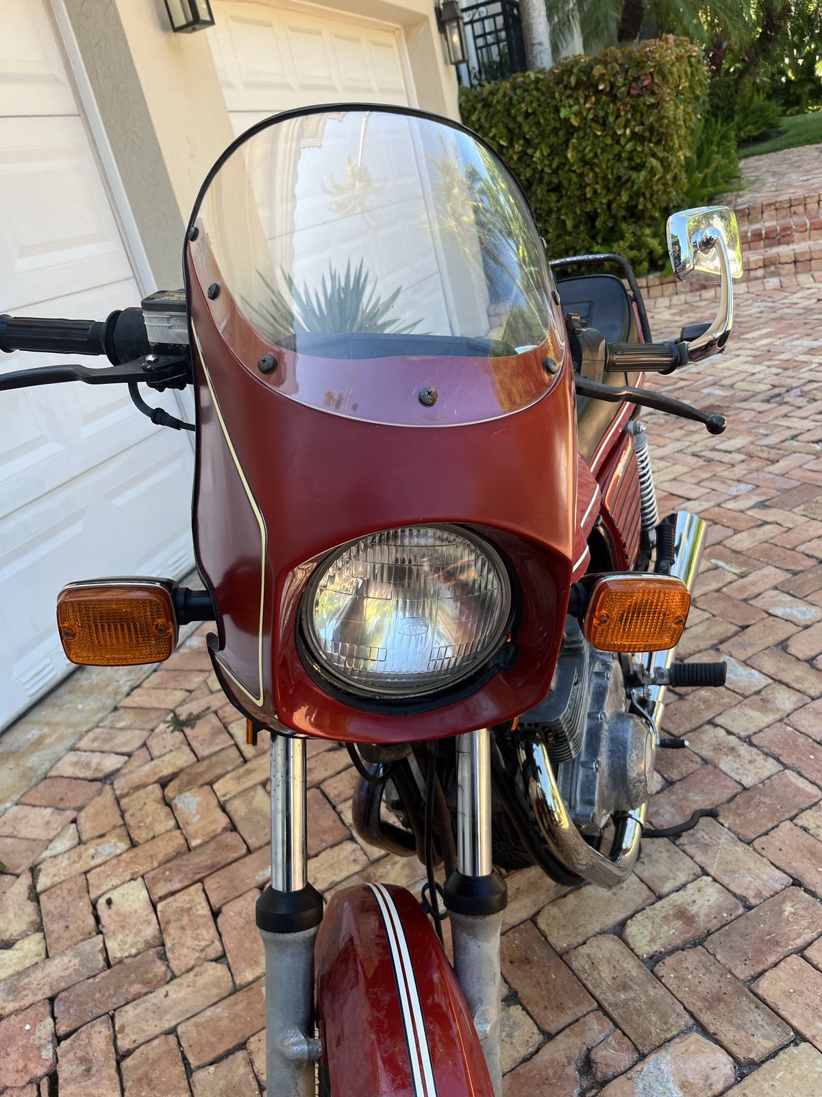 Suzuki GS450S headlight and fairing detail