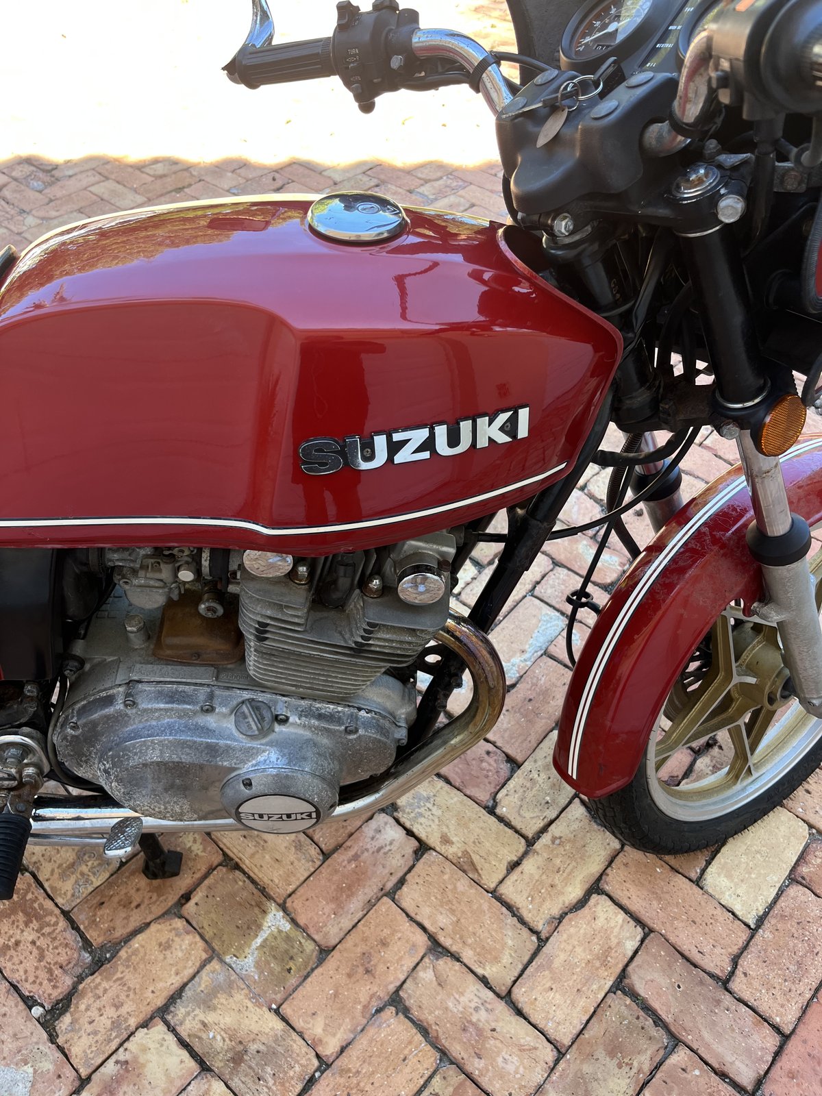 Suzuki tank branding